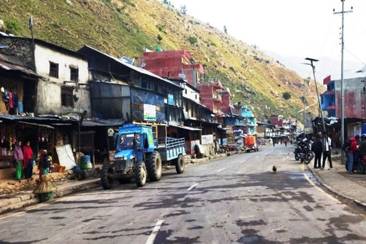 सडक अतिक्रमण हटाएपछि व्यवस्थित बनेको नाग्म बजार